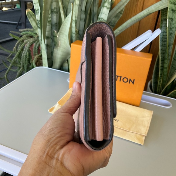 Louis Vuitton Capucines Long Wallet - Picture 3 of 7